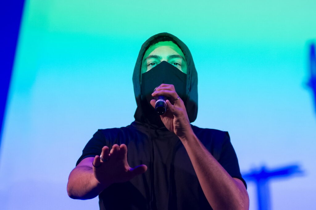 La solitudine digitale di una generazione in Fuori dal mondo: il nuovo singolo di Acudo