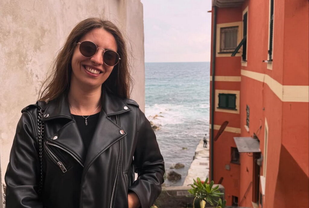 Parole sciolte, il disco di esordio di Lara Serrano tra autoanalisi e incertezze