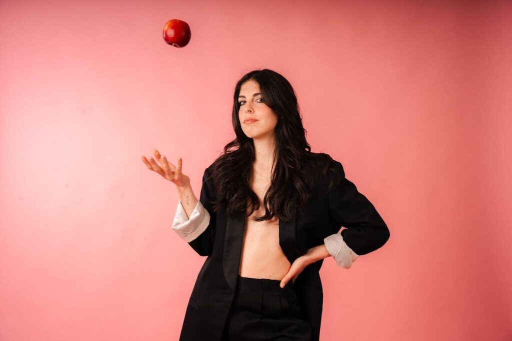 Mela a metà, dal 27 giugno in rotazione radiofonica e sui digital store il nuovo singolo di Rossella