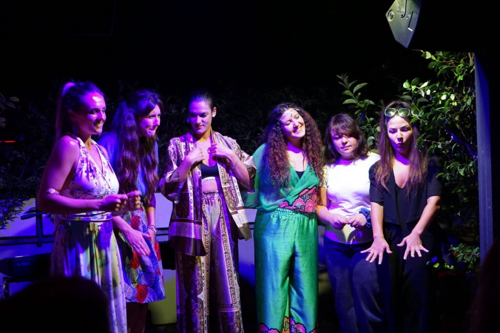 Voci nuove, emozioni vere: la musica delle cantautrici illumina la finale di Permette Signorina