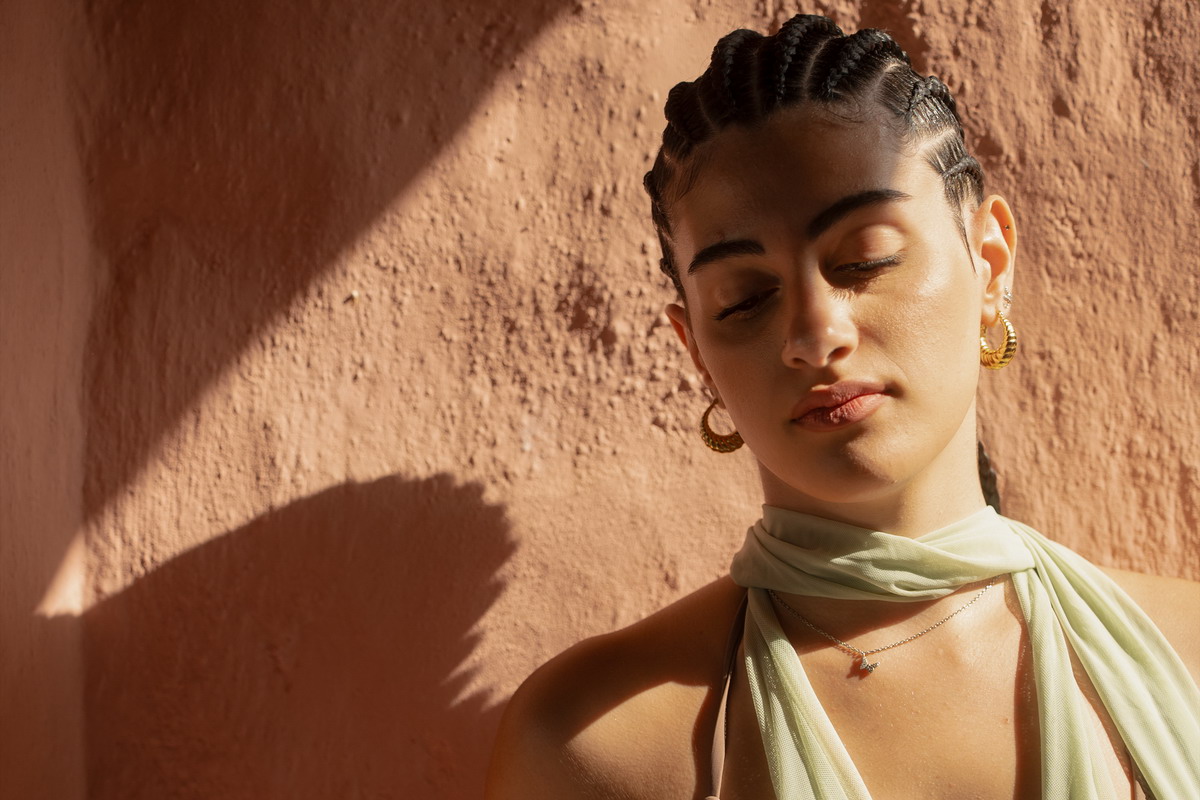 Il ritorno della luna a icona pop: Iside la riporta al centro con “Luna Calamita”