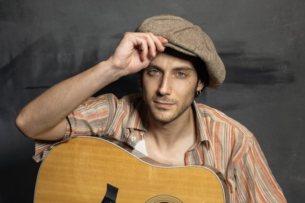 Claudio Serrano, dal 5 settembre 2025 in radio il nuovo singolo “Lungo il fiume”