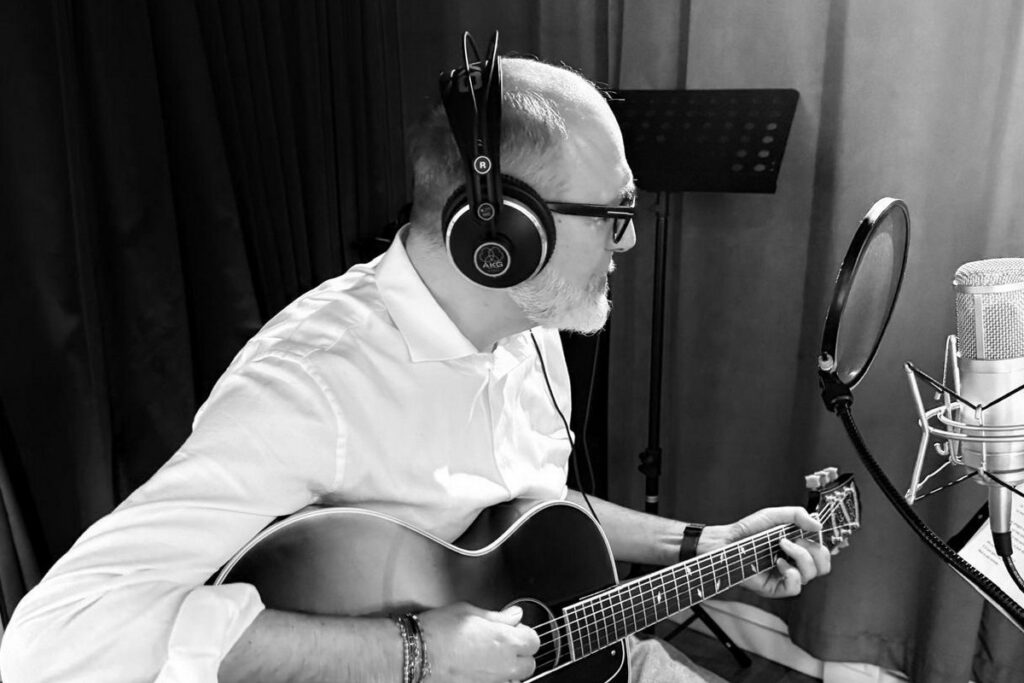 “Com’è lucida la città” è il nuovo singolo di Antonio Marzo: una ballata civile che racconta l’Italia che cambia