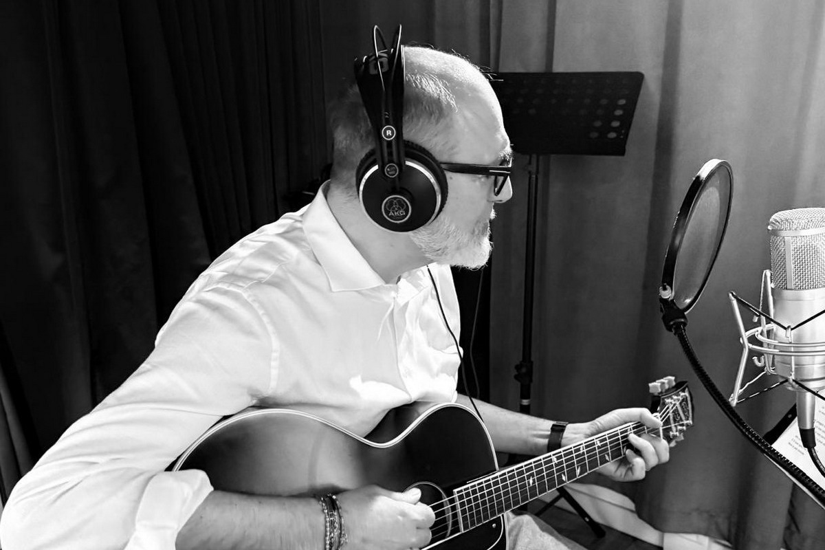 “Com’è lucida la città” è il nuovo singolo di Antonio Marzo: una ballata civile che racconta l’Italia che cambia