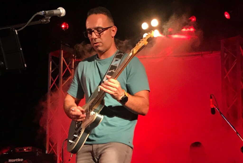 Cino Cino presenta “Ti cola il trucco”, un inno alla presenza autentica