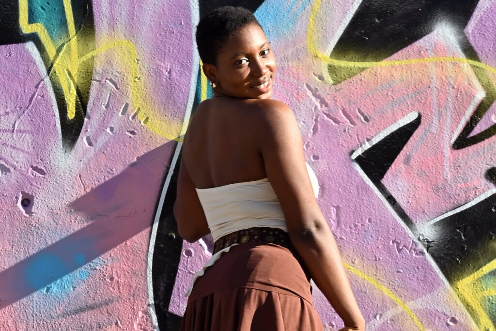 “Kiss Kiss” è il debutto della cantautrice nigeriana CnttY, prodotto da Massimo Zoara