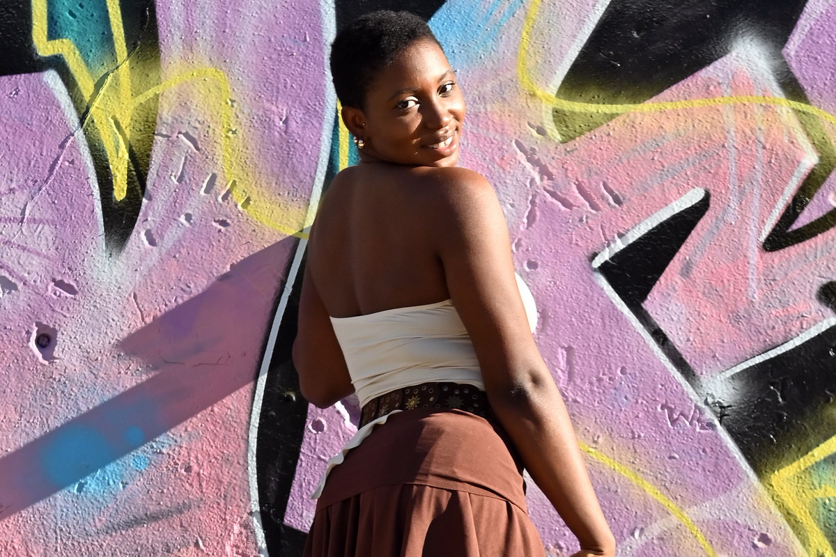 “Kiss Kiss” è il debutto della cantautrice nigeriana CnttY, prodotto da Massimo Zoara