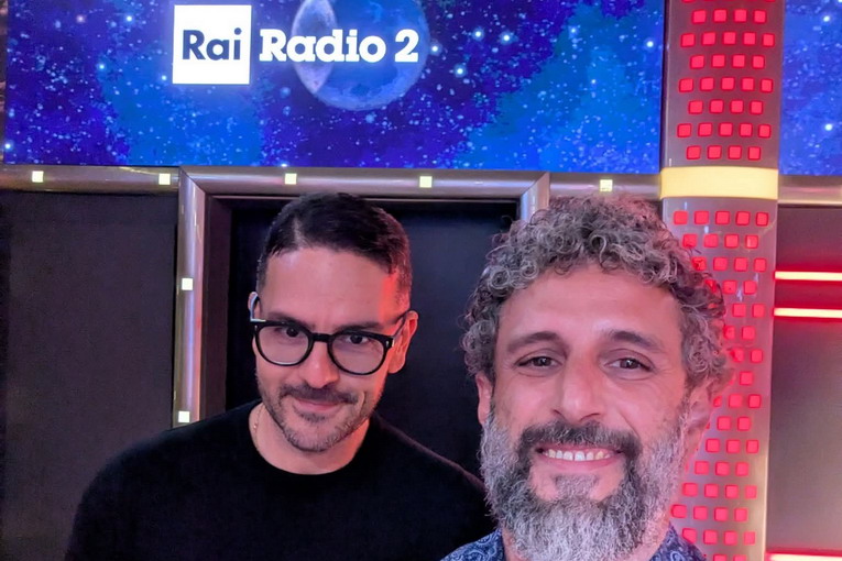 “I Lunatici”: la notte italiana che riconcilia con la radio