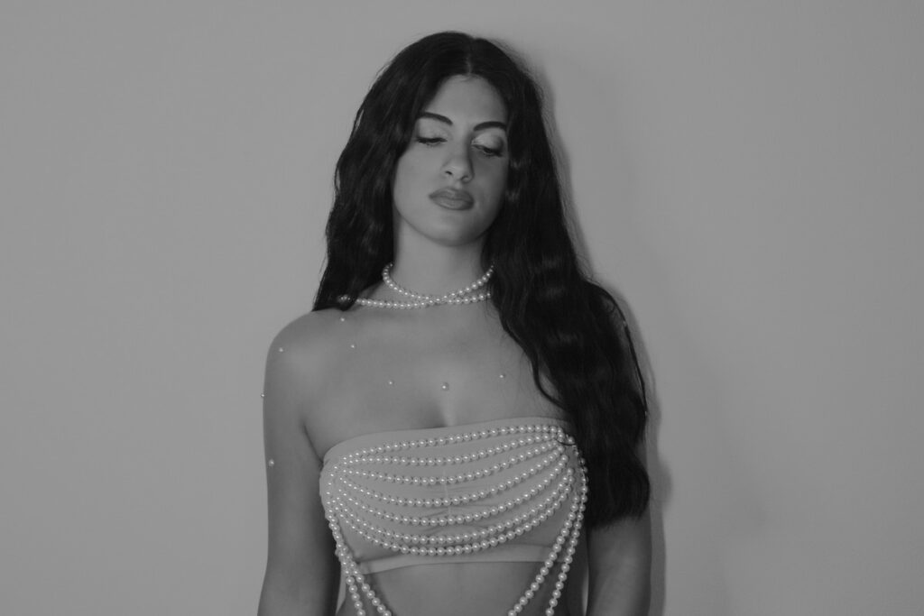 Iside pubblica “Collana di Perle”: una nuova narrazione del desiderio e del rispetto