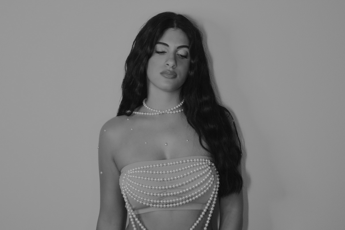 Iside pubblica “Collana di Perle”: una nuova narrazione del desiderio e del rispetto