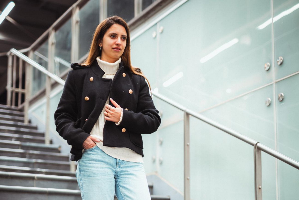 “Silenzio Assenzio” è il nuovo singolo di Lara Serrano: un brindisi amaro all’amor proprio