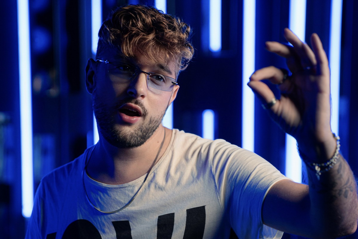 “Romantico” è il nuovo singolo di Ruggero Ricci: una riflessione sull’amore nell’era digitale