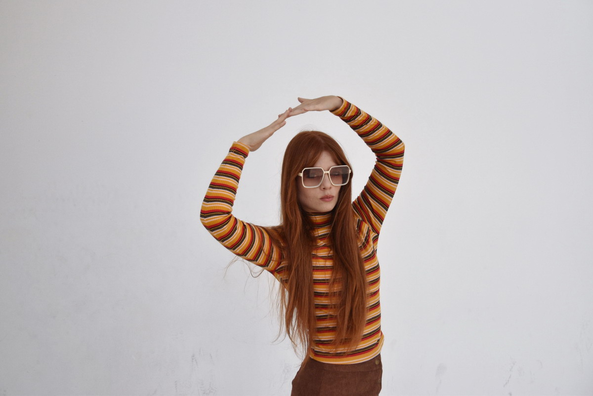 Shizarina debutta nella musica d’autore con “Tu mi vuoi (o no?)”: dal salottino di Bonolis al pop rétro contemporaneo