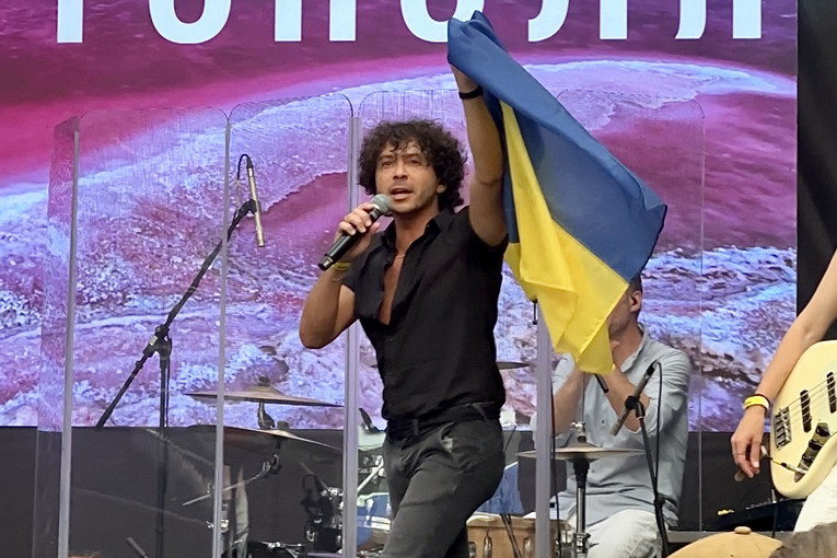 Adiós, il nuovo singolo rock del cantautore Fabio De Vincente, l’artista che sfida le bombe con la musica