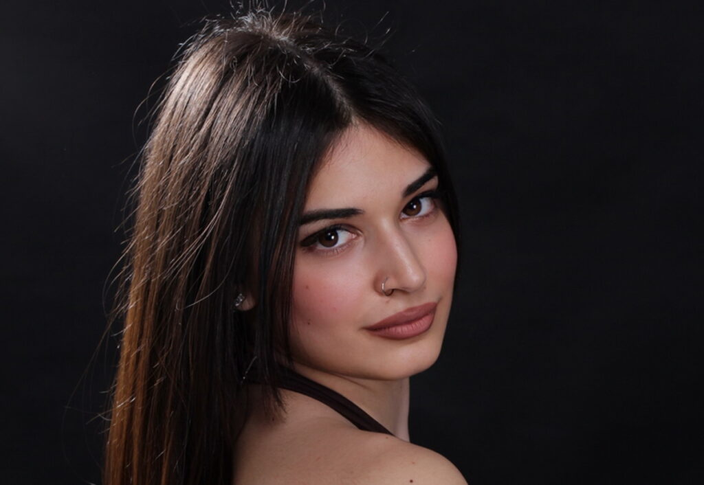 Carola torna con “Niagara”: dal 7 novembre il nuovo singolo che racconta l’amore che sfugge