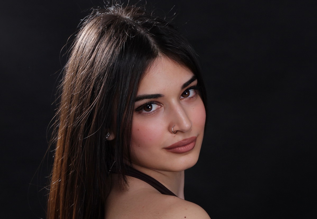 Carola torna con “Niagara”: dal 7 novembre il nuovo singolo che racconta l’amore che sfugge