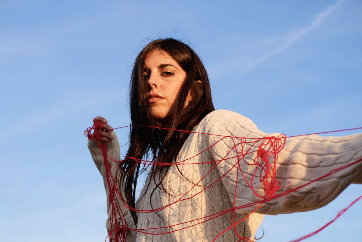 Rossella pubblica il nuovo singolo “Filo rosso”, dal 3 ottobre in radio