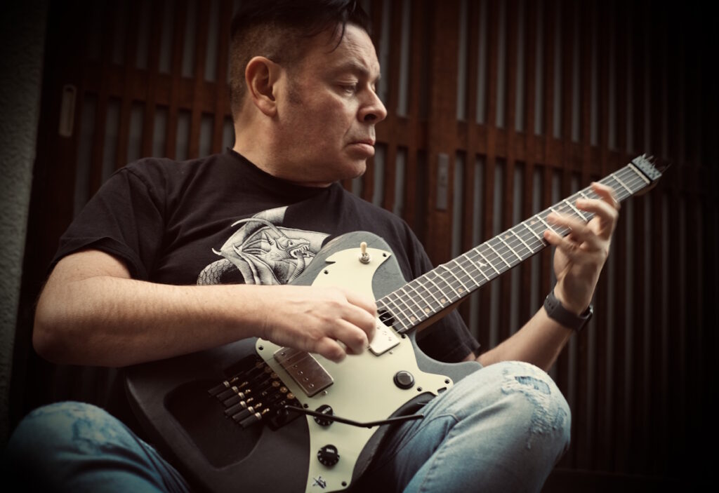 Simone Sello pubblica il nuovo singolo “Grey Horse's Standpoint”