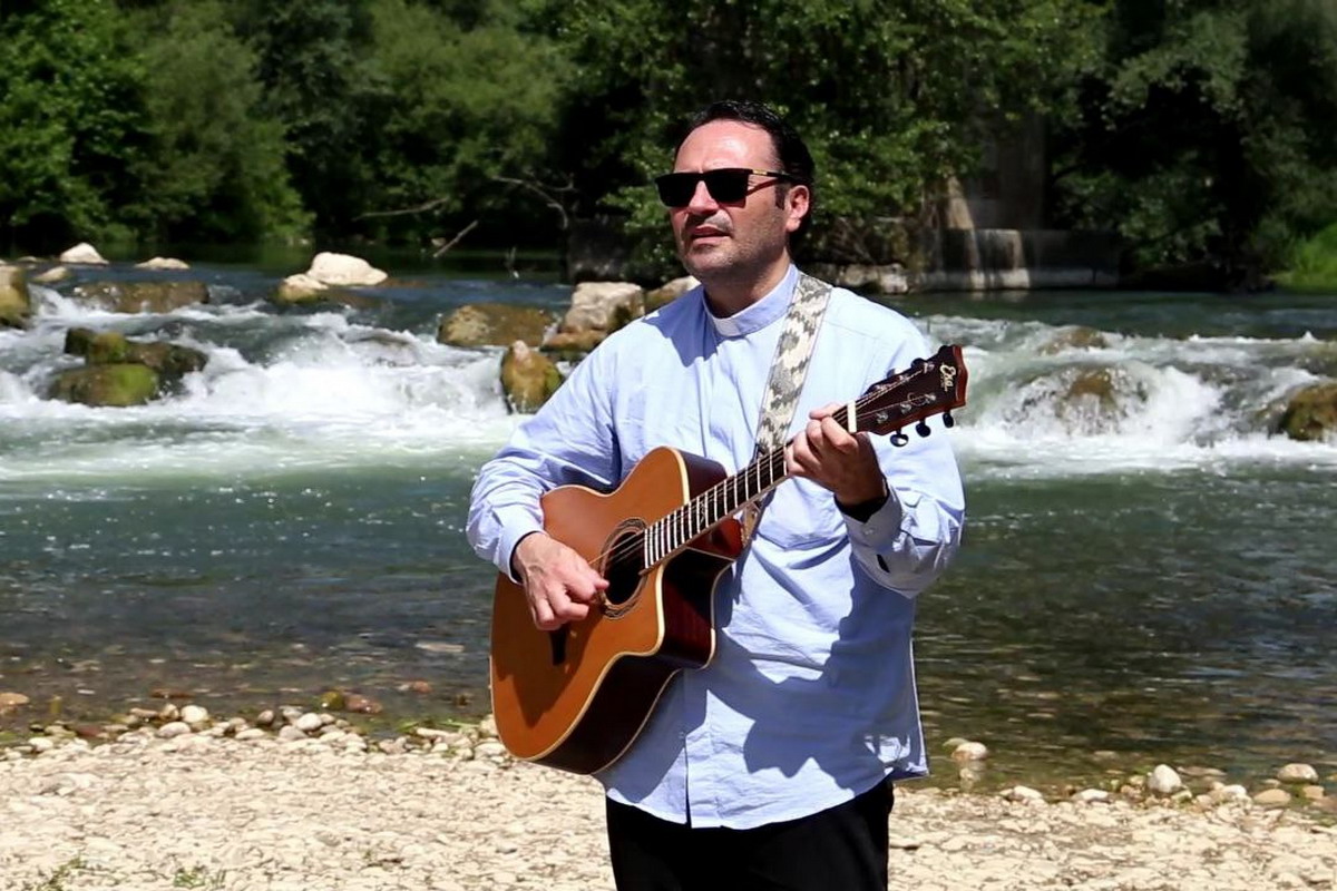 “Una Luce” è il nuovo brano acustico e spirituale firmato Don Pasquale Ferone