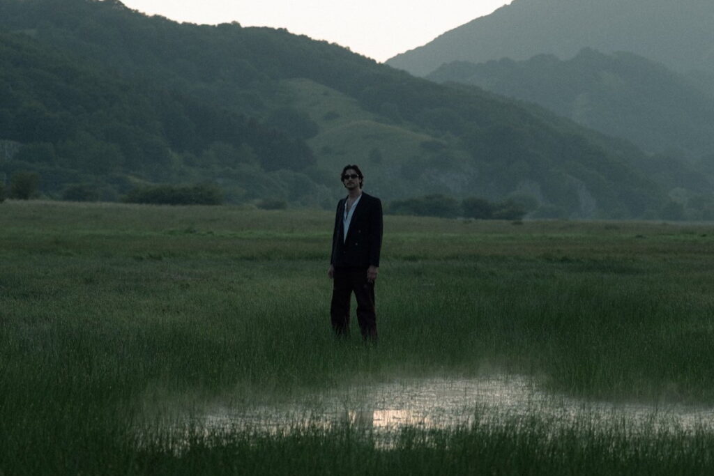 Moquette blu è il nuovo singolo di Mormile, disponibile dal 17 ottobre