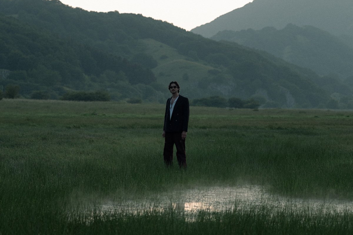 Moquette blu è il nuovo singolo di Mormile, disponibile dal 17 ottobre