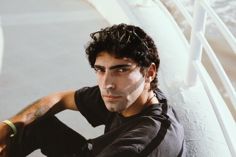 Raspa torna con “Decision”, il nuovo singolo rap che parla ai giovani di scelte, tempo e supporto umano