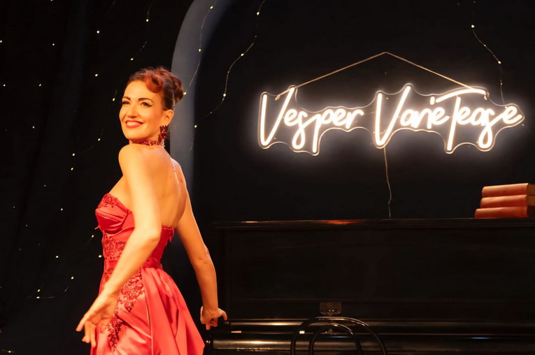 Il nuovo anno del Teatro Ivelise si apre con il burlesque di “Vesper’s VarieTease – Drive-in edition”