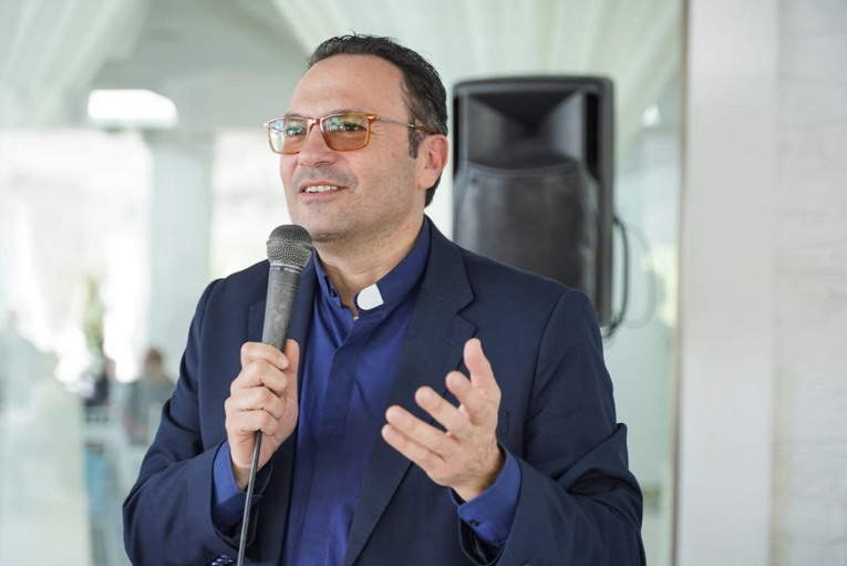 Don Pasquale Ferone presenta “Solo il Bene”, una canzone che invita a fidarsi dell’oggi